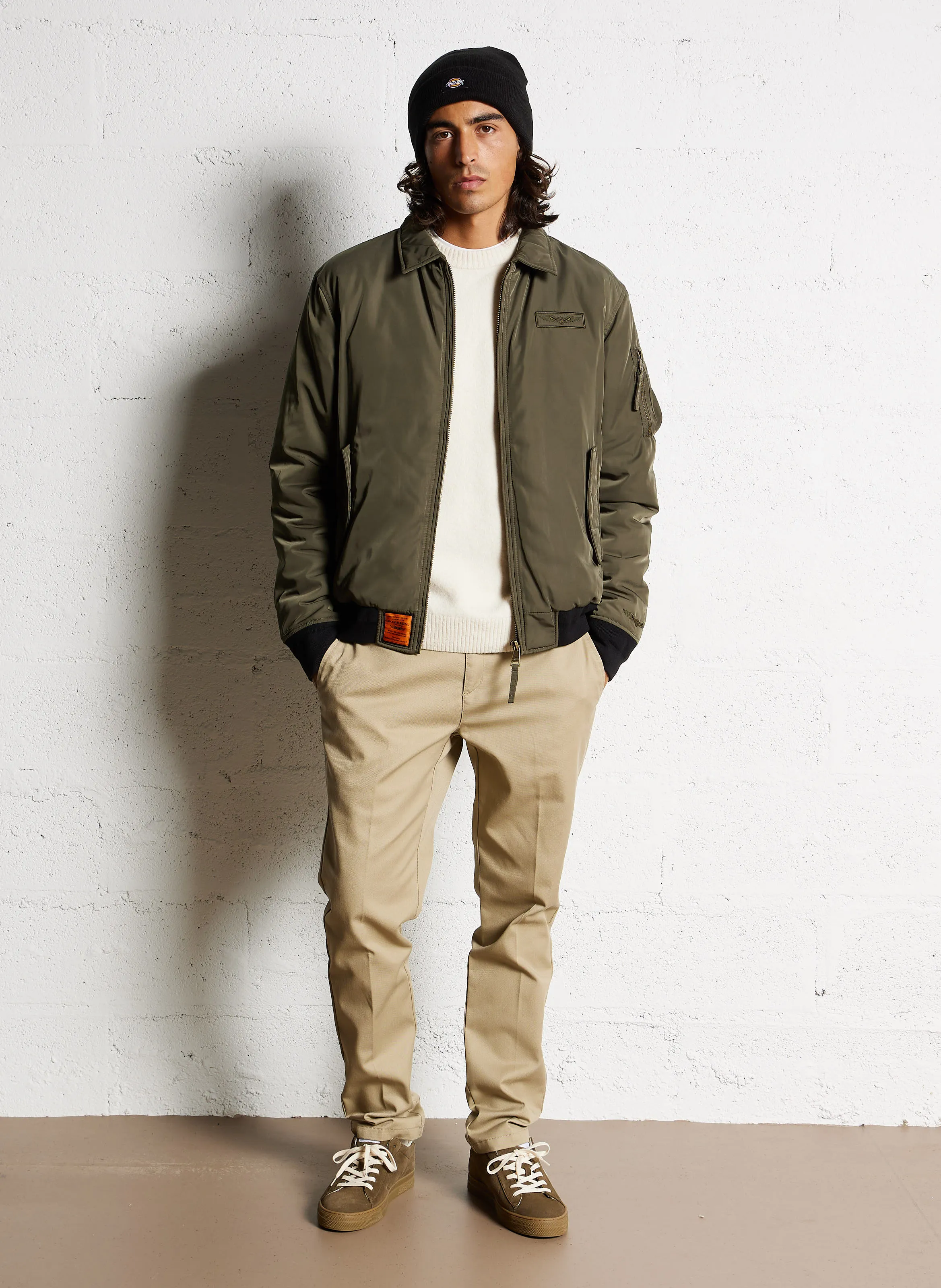 872  PANTALóN SLIM FIT EN BEIGE