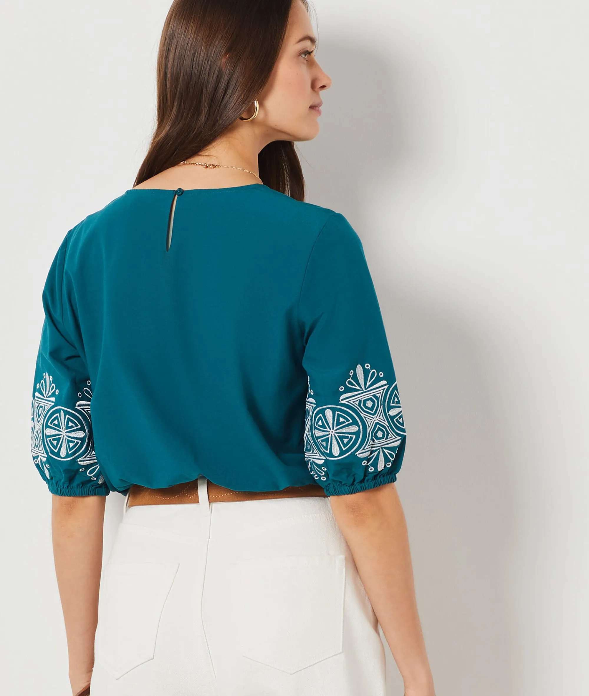 BLUSA CORTA DETALLES BORDADOS LEONCE BLEU VERT  ETAM