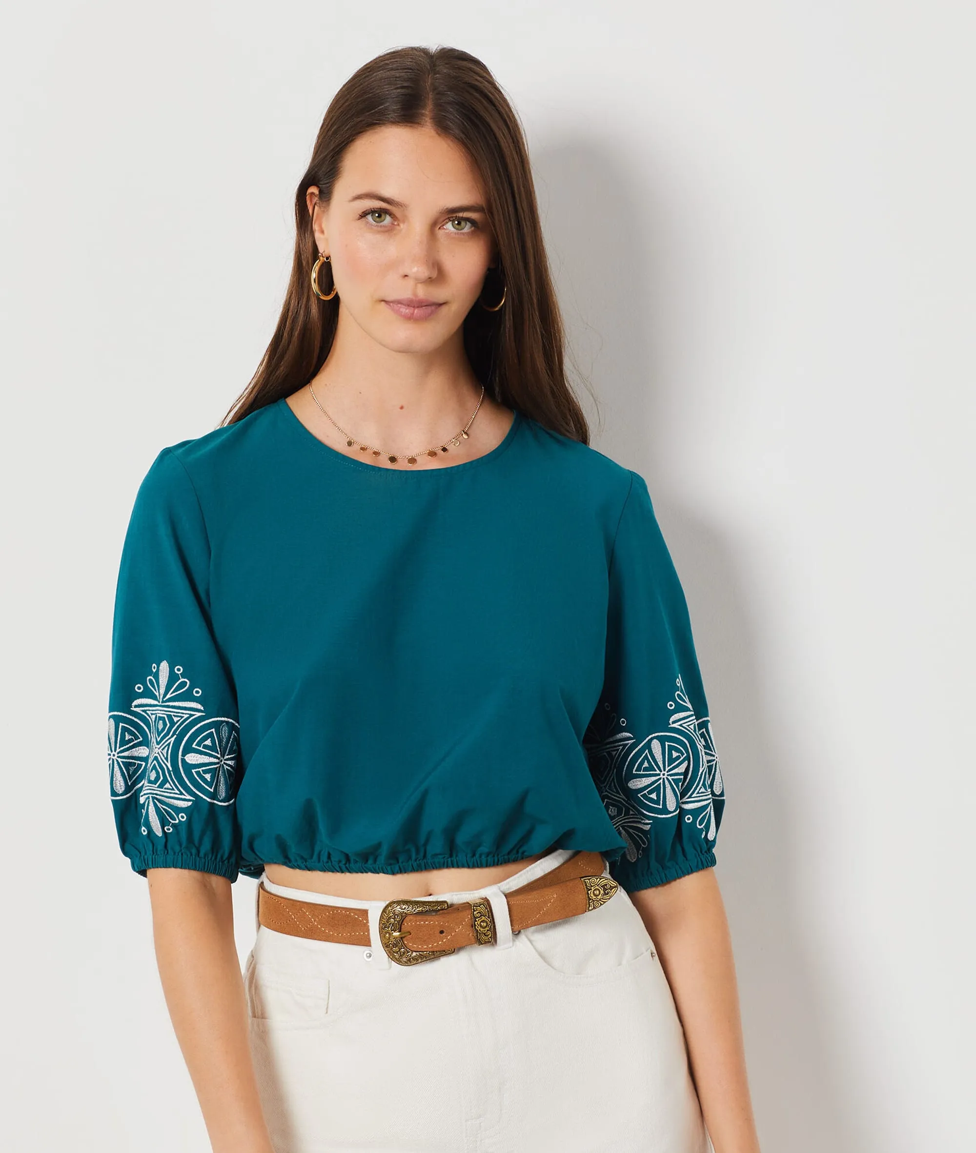 BLUSA CORTA DETALLES BORDADOS LEONCE BLEU VERT  ETAM
