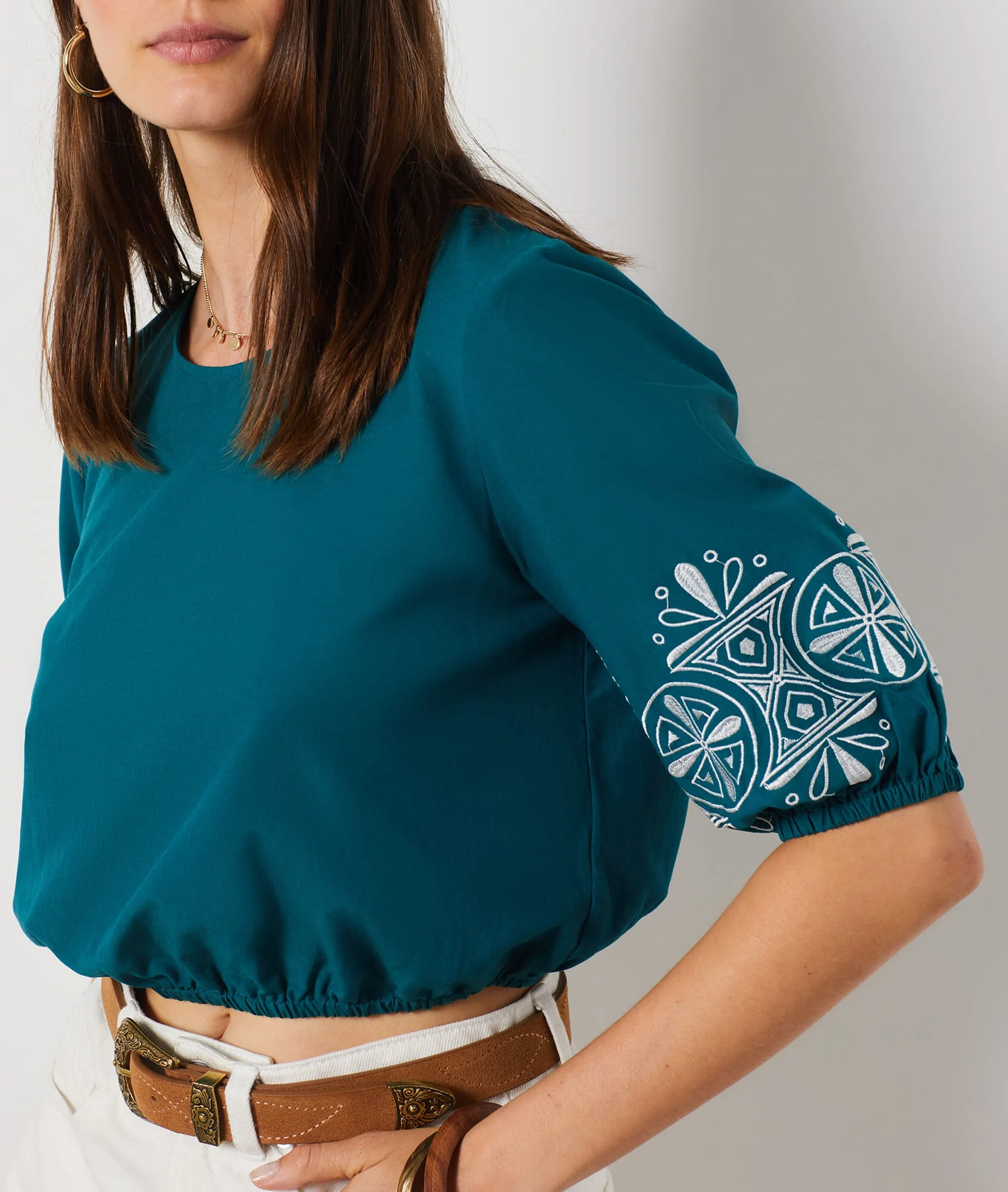 BLUSA CORTA DETALLES BORDADOS LEONCE BLEU VERT  ETAM