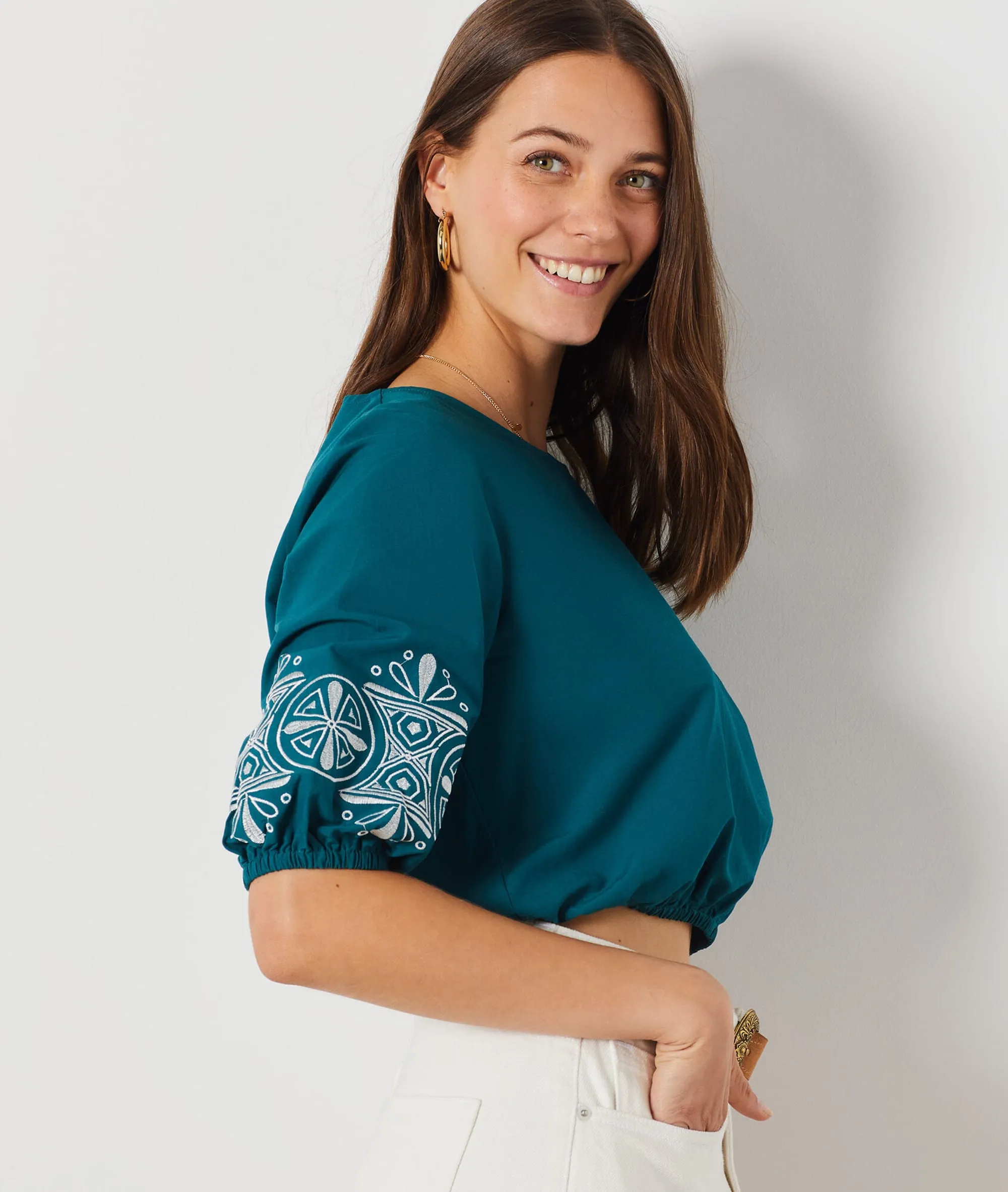 BLUSA CORTA DETALLES BORDADOS LEONCE BLEU VERT  ETAM