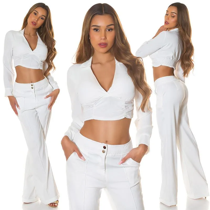 Blusa crop blanca con cuello de pico