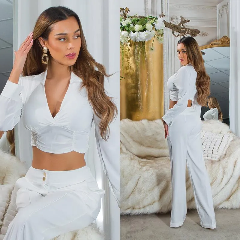 Blusa crop blanca con cuello de pico
