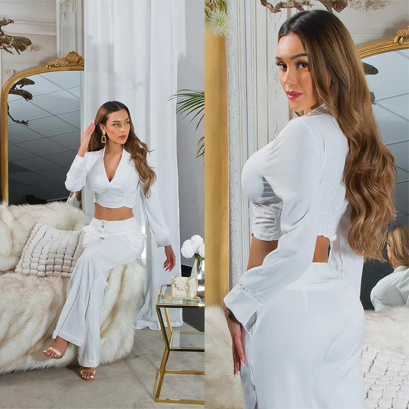 Blusa crop blanca con cuello de pico