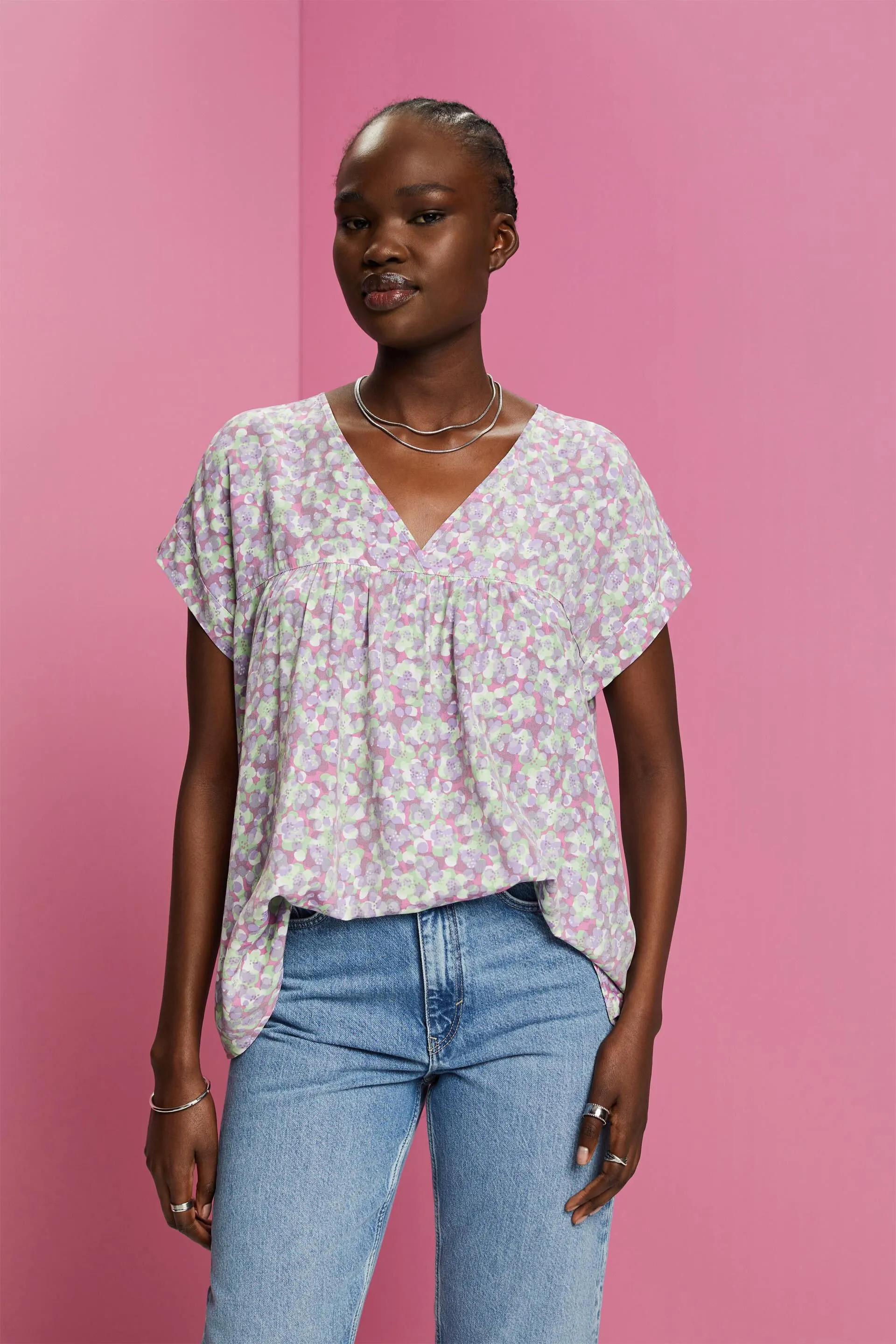 Blusa de cuello en pico con estampado