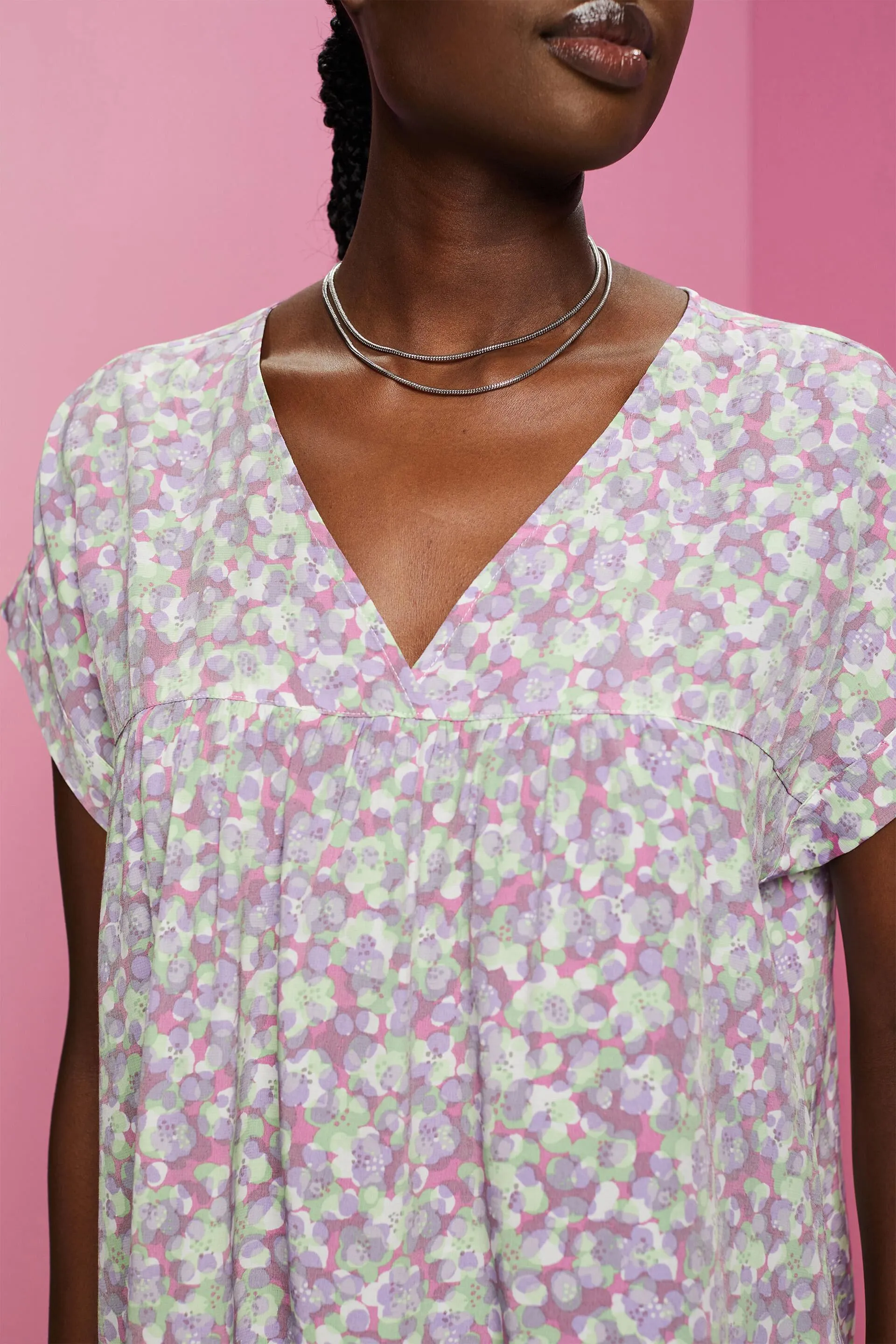 Blusa de cuello en pico con estampado
