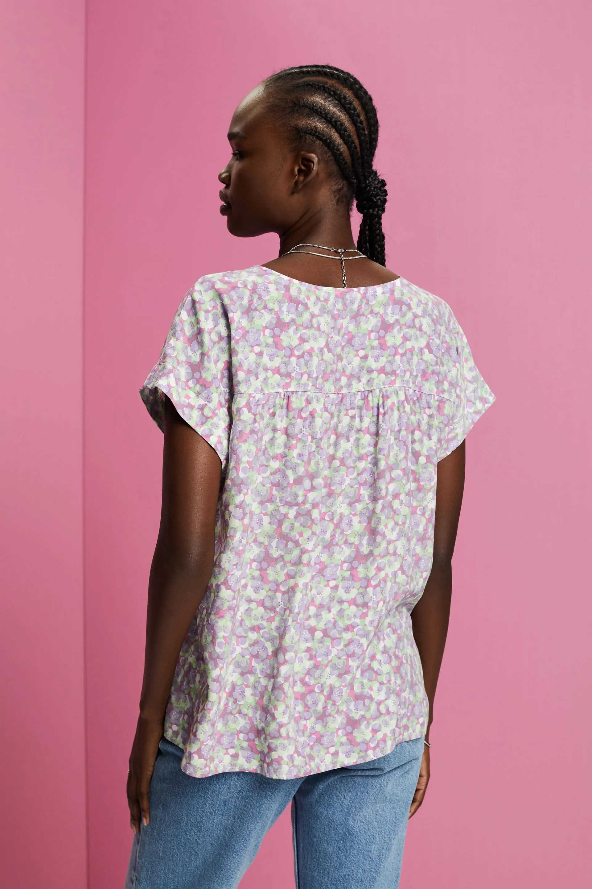Blusa de cuello en pico con estampado