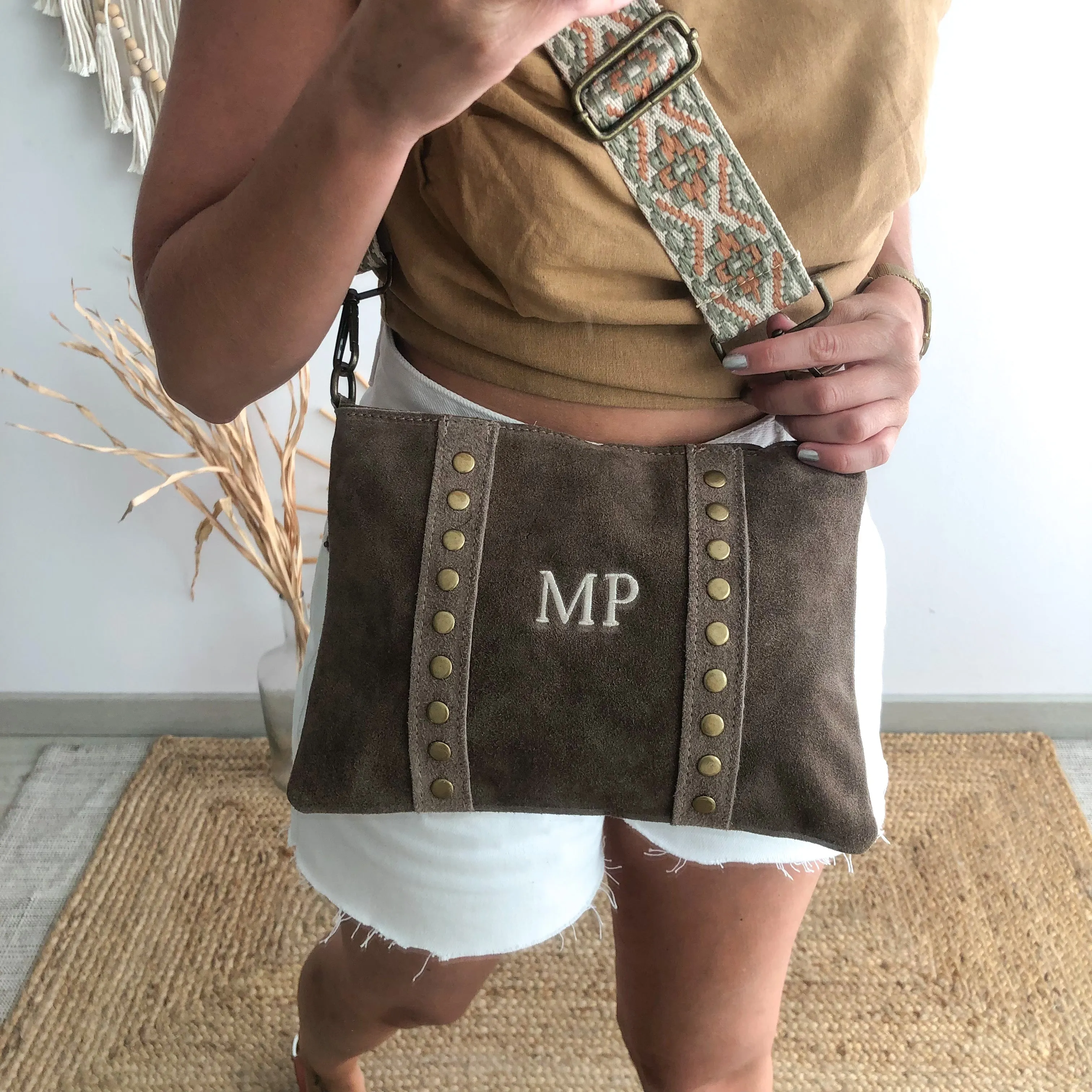 Bolso bandolera tachuelas serraje iniciales bordadas taupe