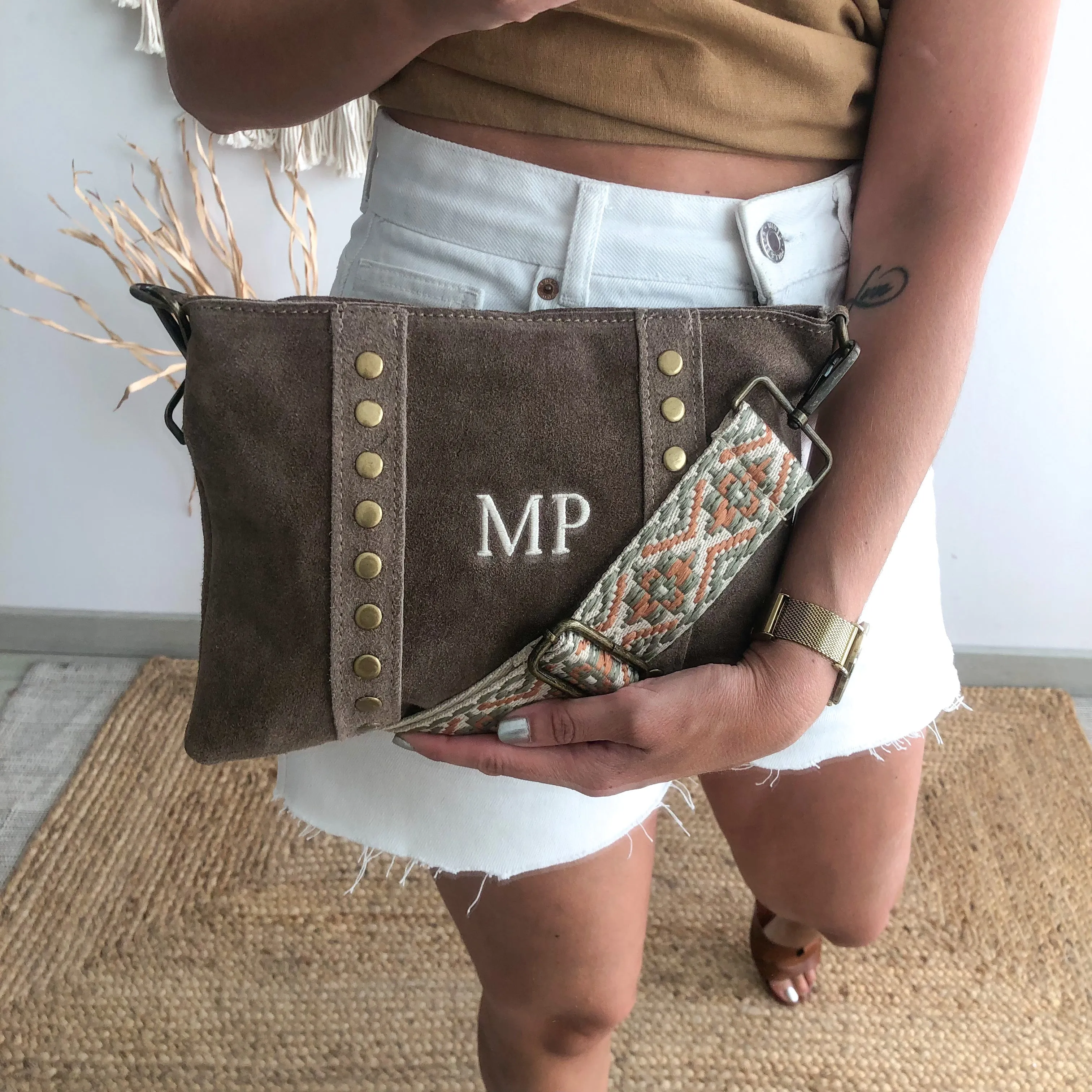 Bolso bandolera tachuelas serraje iniciales bordadas taupe