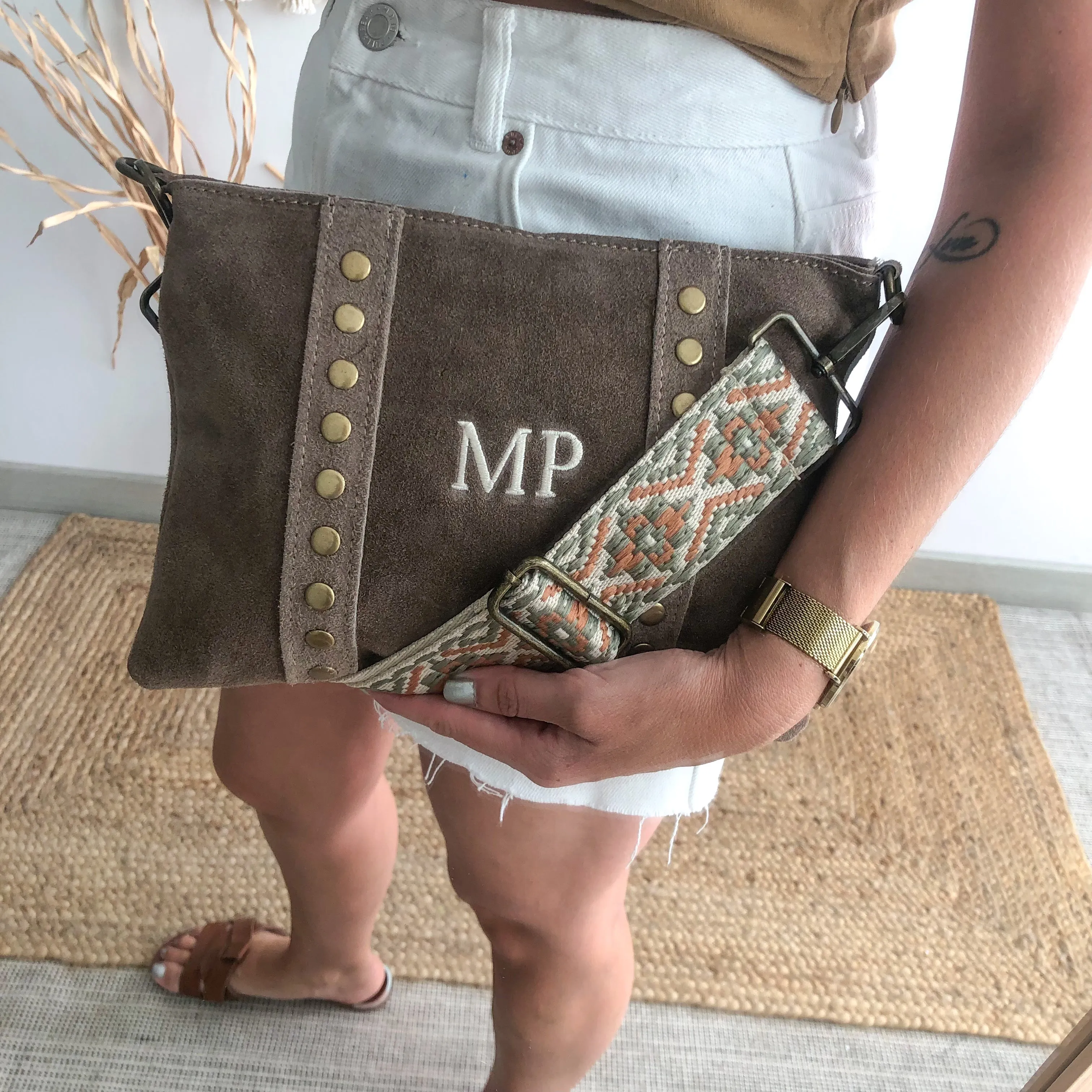 Bolso bandolera tachuelas serraje iniciales bordadas taupe