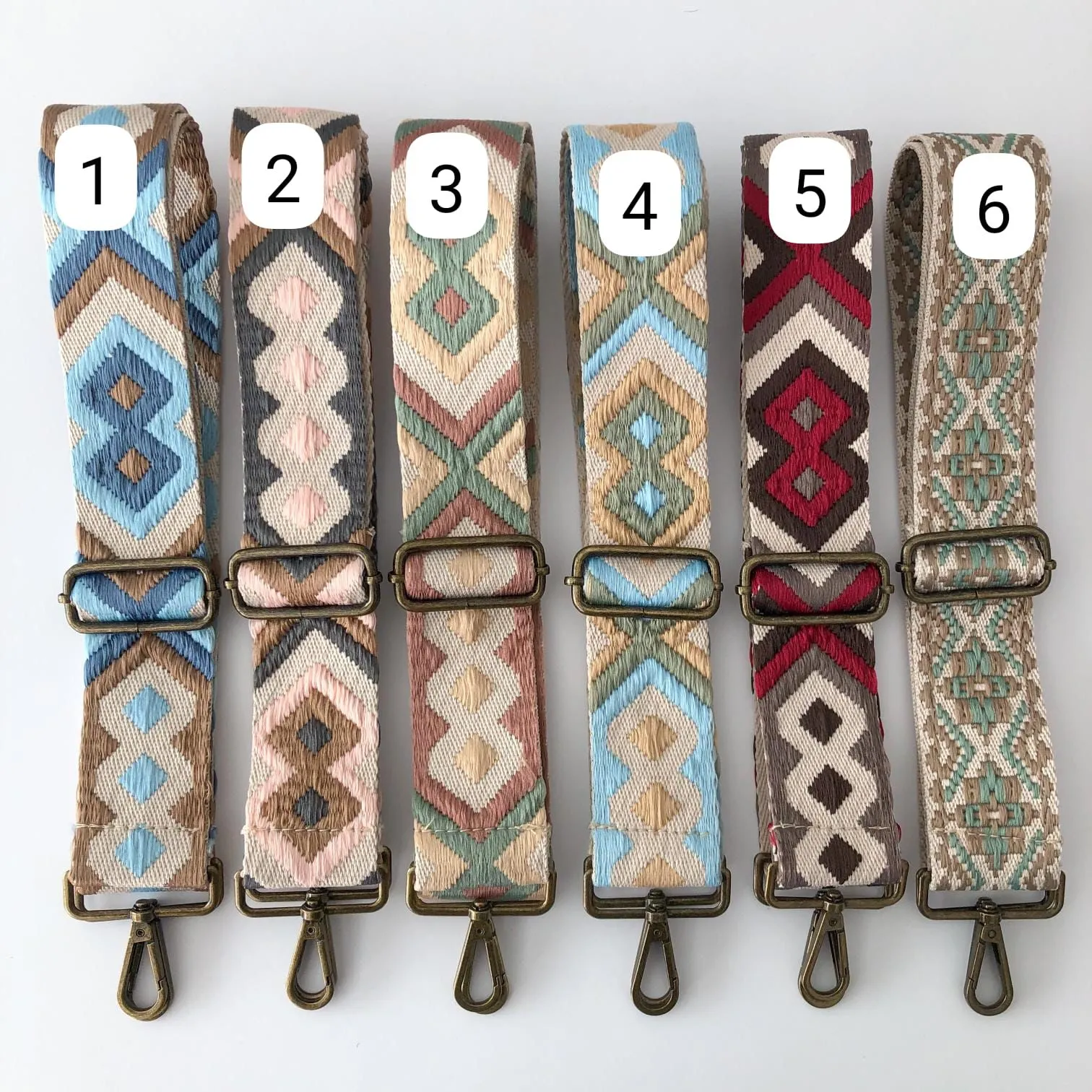 Bolso bandolera tachuelas serraje iniciales bordadas taupe