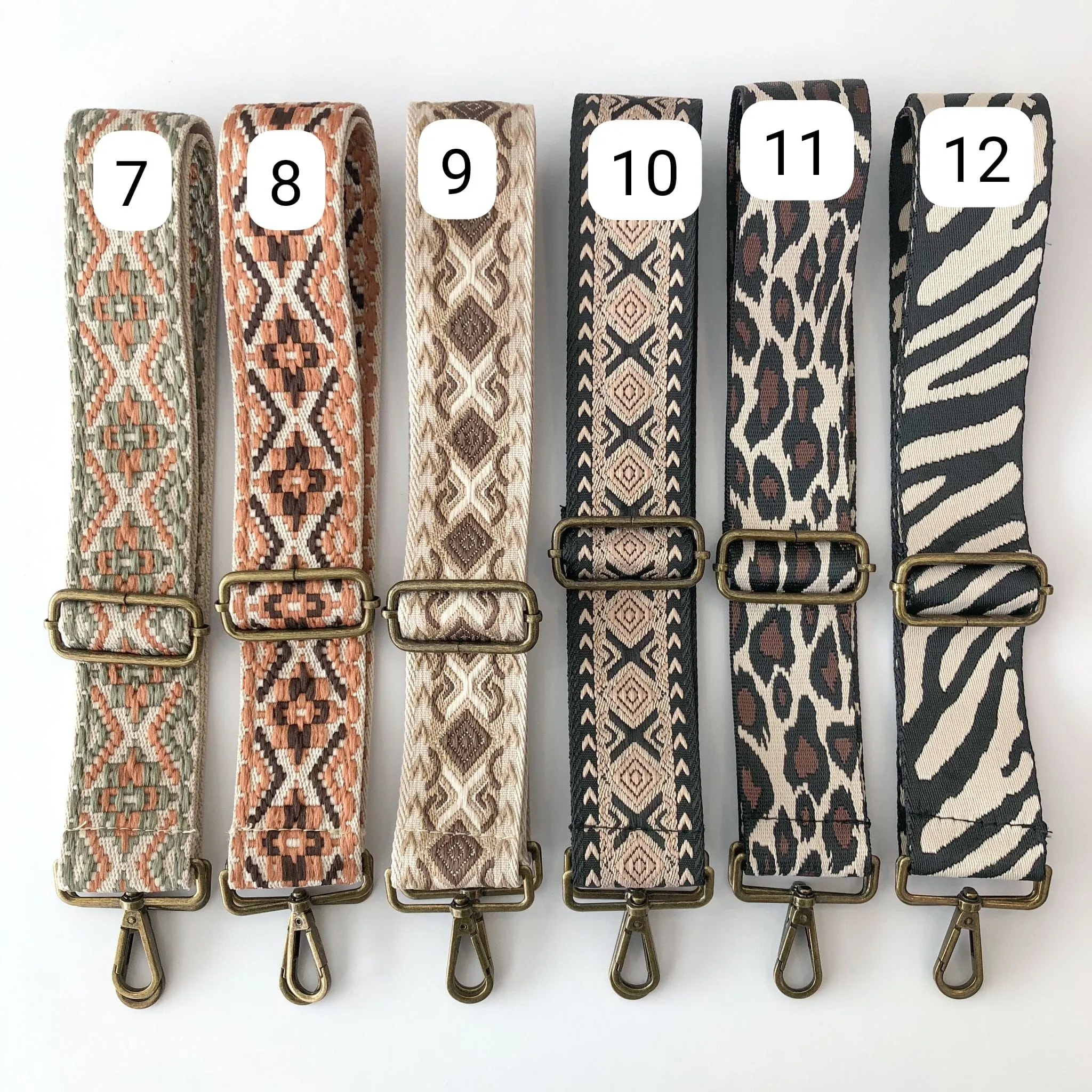 Bolso bandolera tachuelas serraje iniciales bordadas taupe