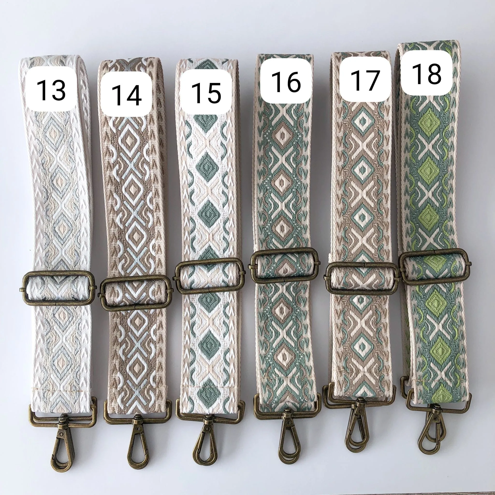 Bolso bandolera tachuelas serraje iniciales bordadas taupe