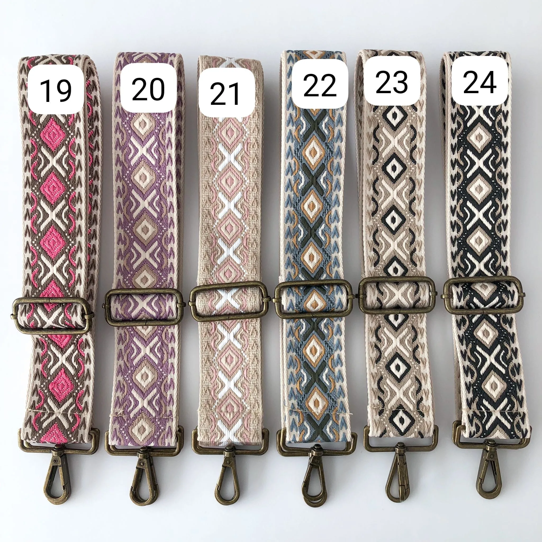 Bolso bandolera tachuelas serraje iniciales bordadas taupe