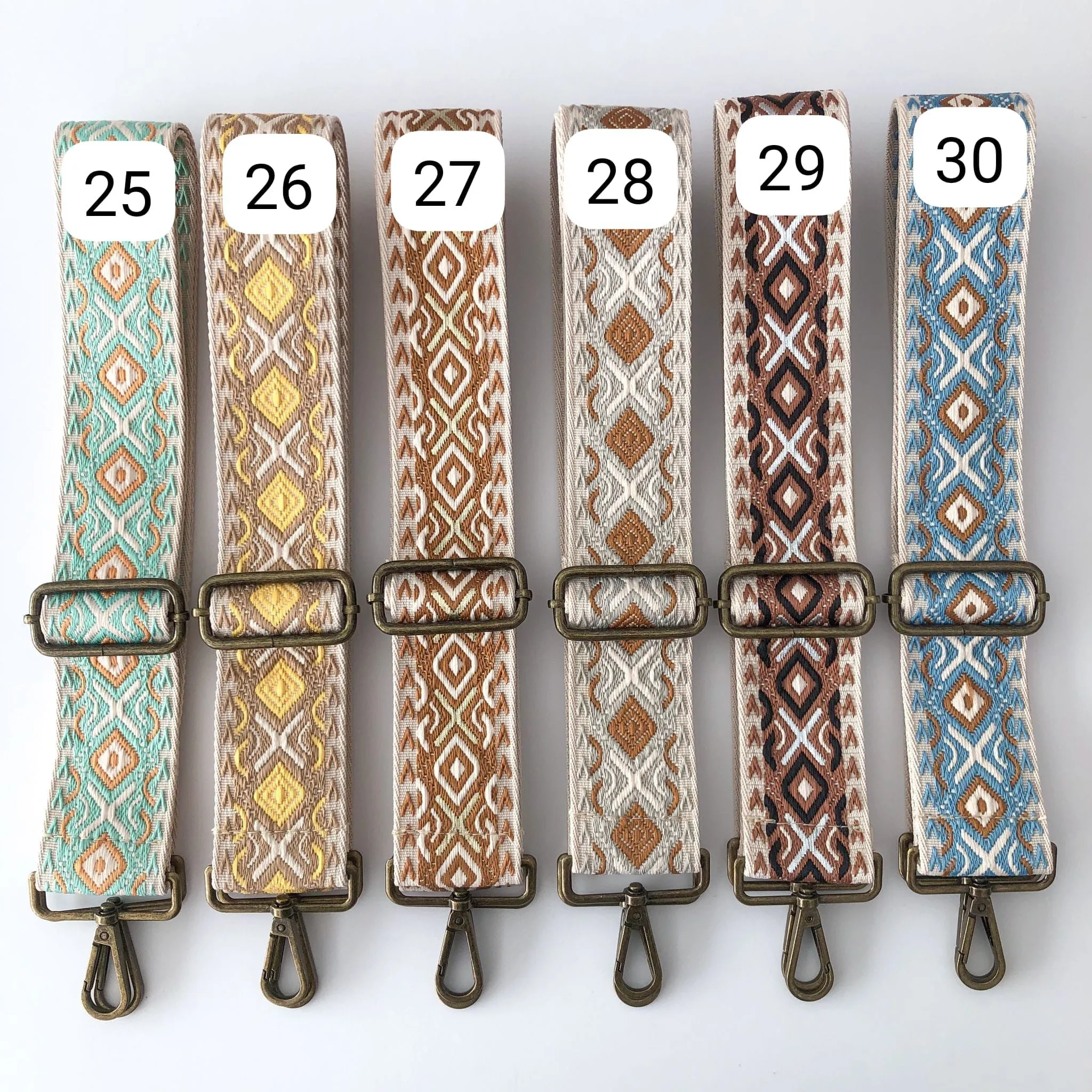 Bolso bandolera tachuelas serraje iniciales bordadas taupe