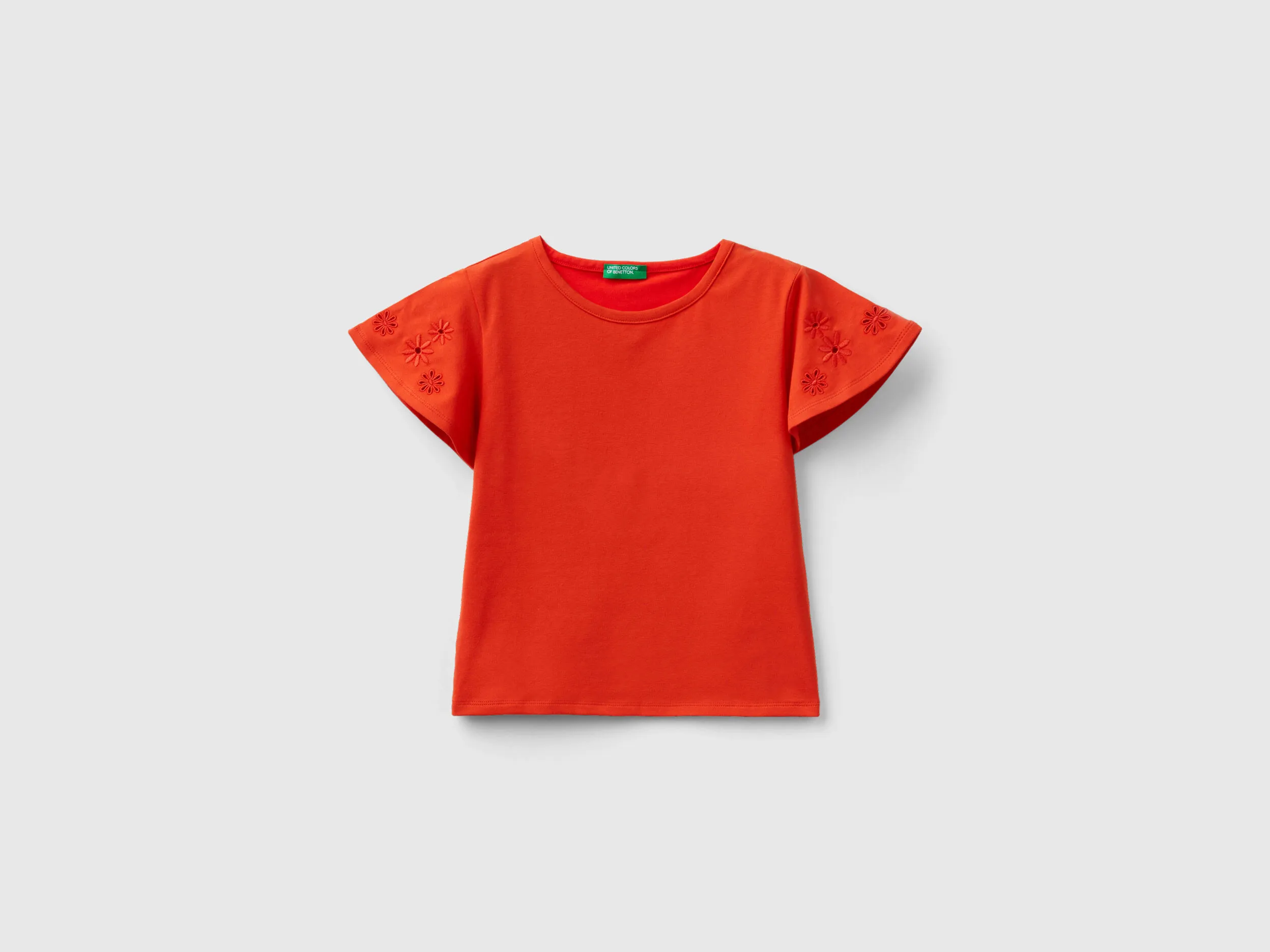 Camiseta con bordados de flores