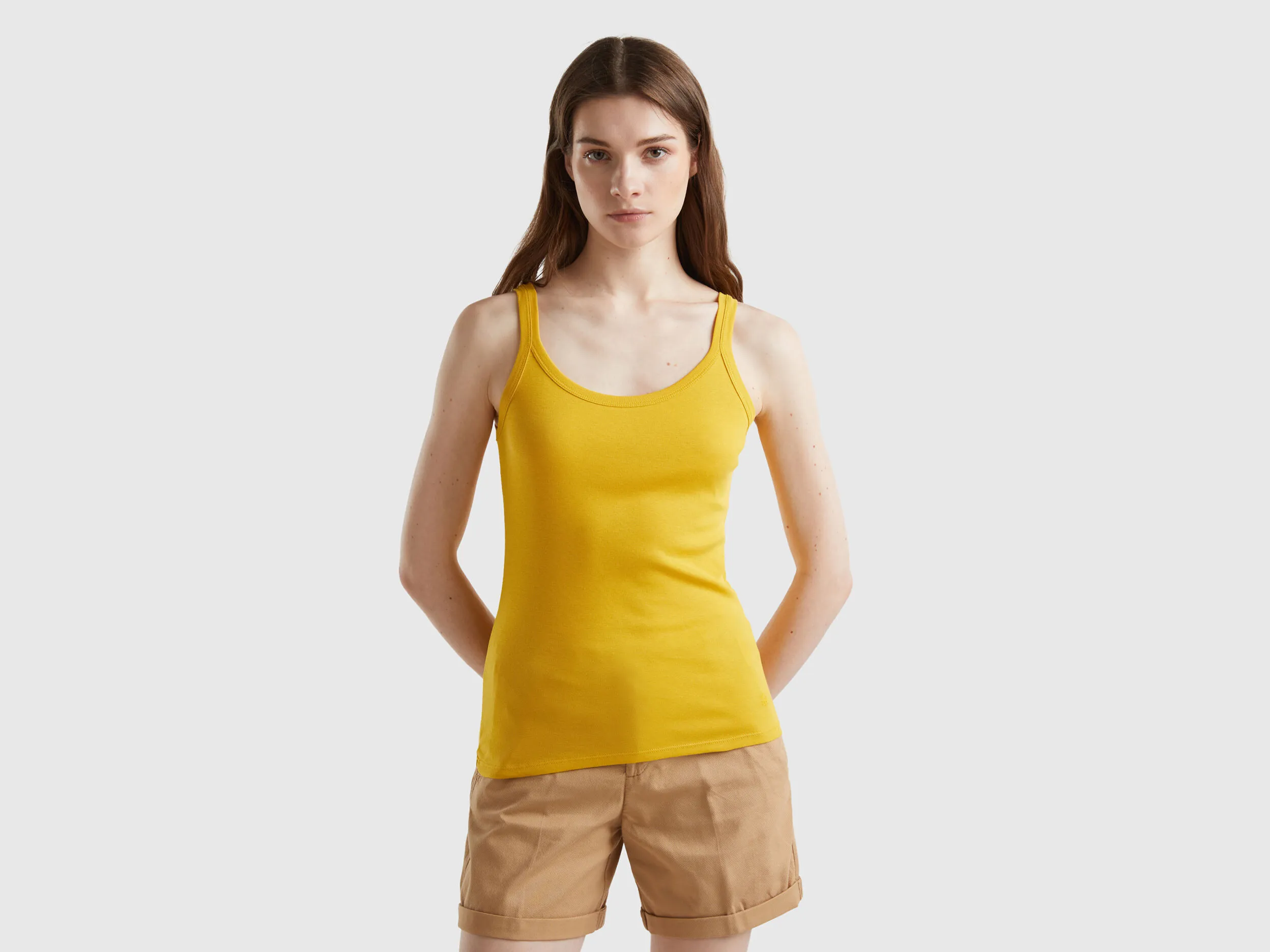 Camiseta de tirantes amarillo mostaza de 100 % algodón
