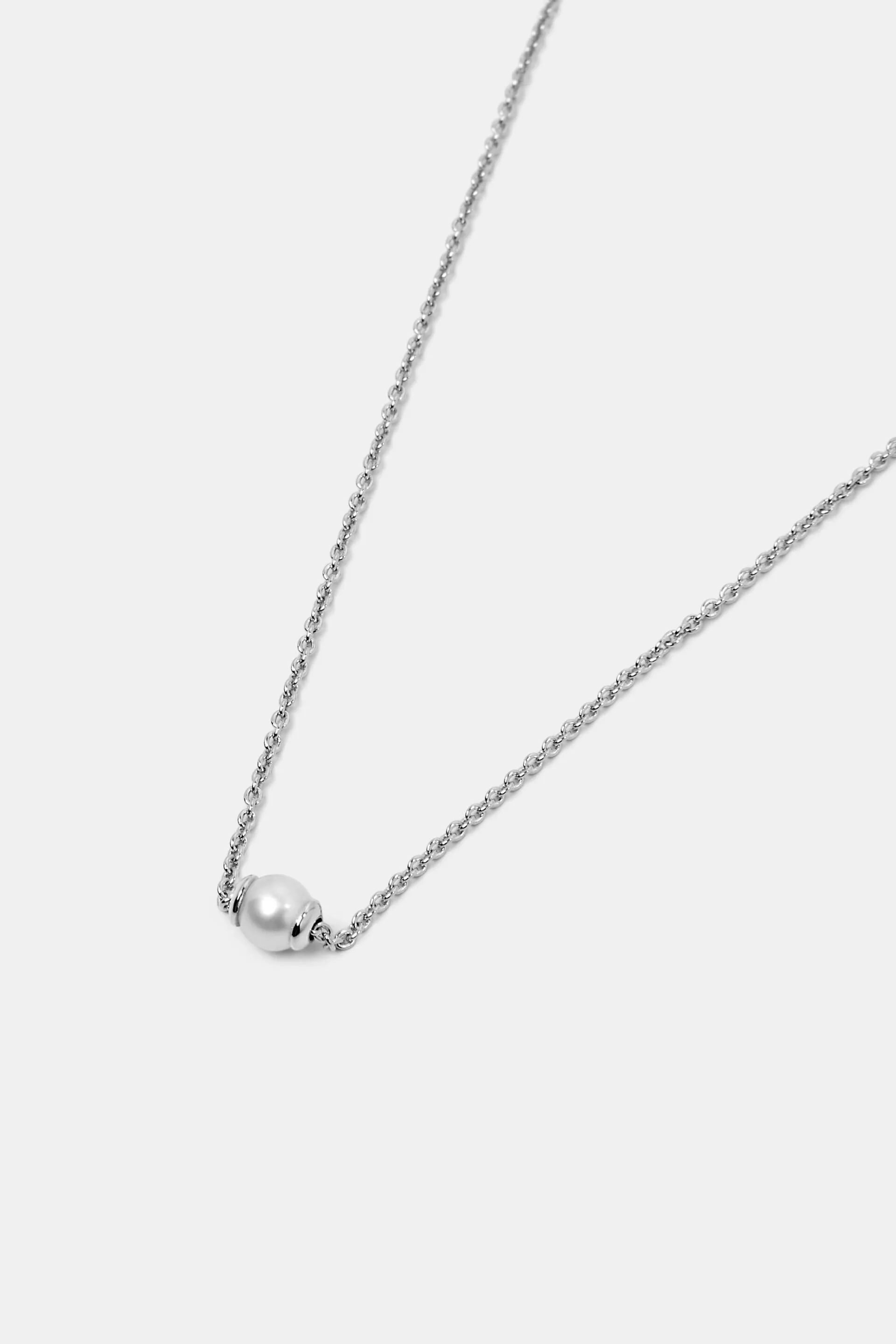 Delicado collar con colgante de plata de ley