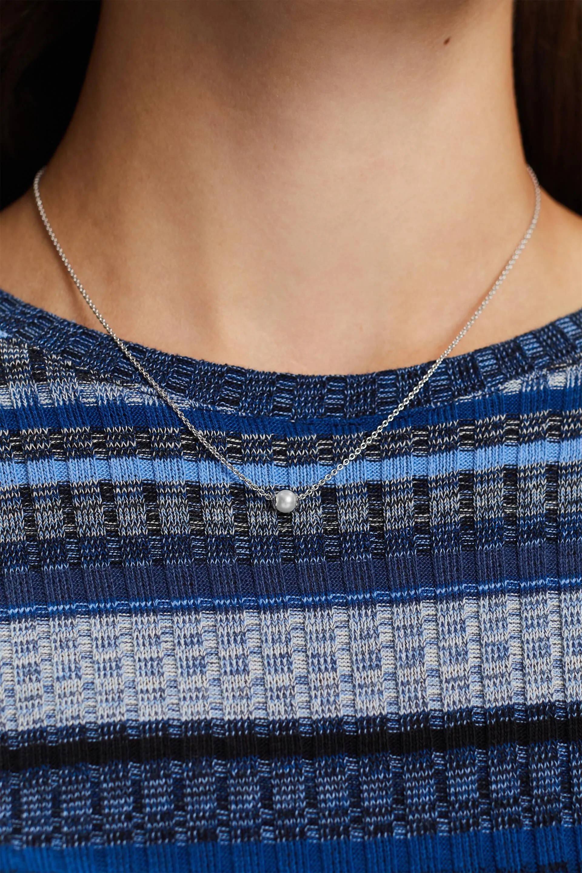 Delicado collar con colgante de plata de ley