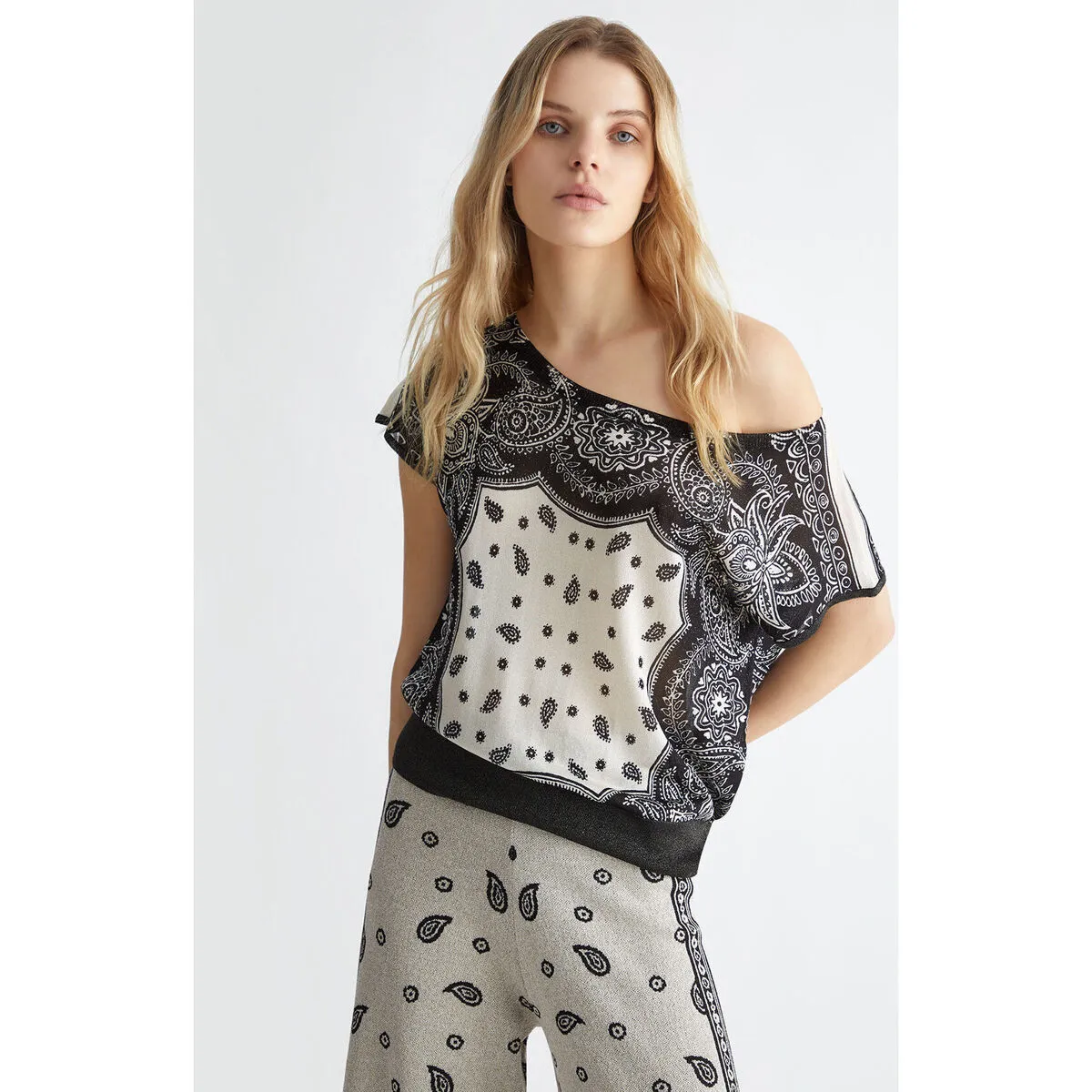 Jersey con lurex® y estampado de bandana