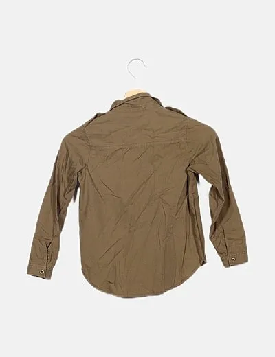 Name it Camisa verde caqui detalles tachas