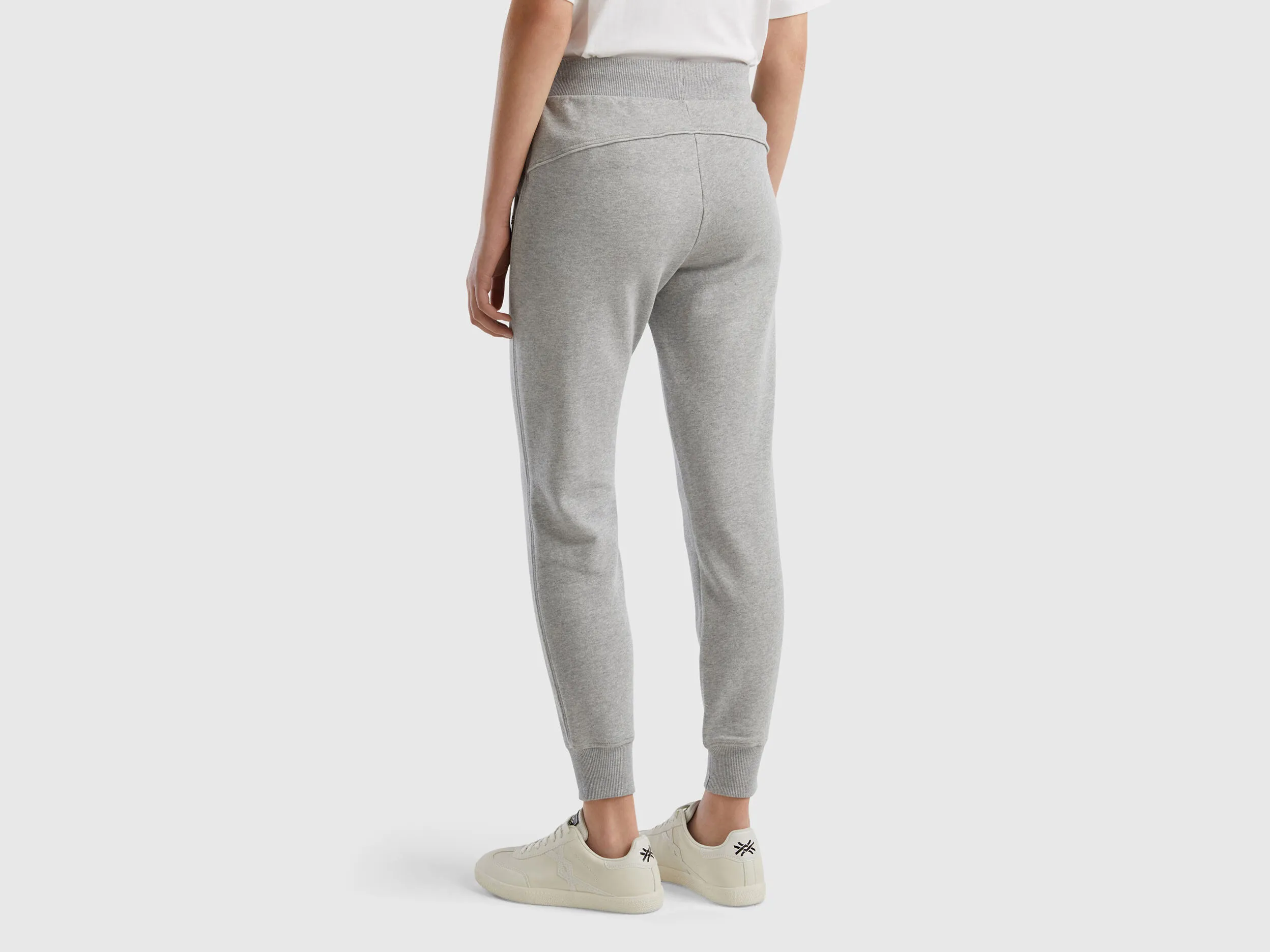 Pantalón jogger con cordón
