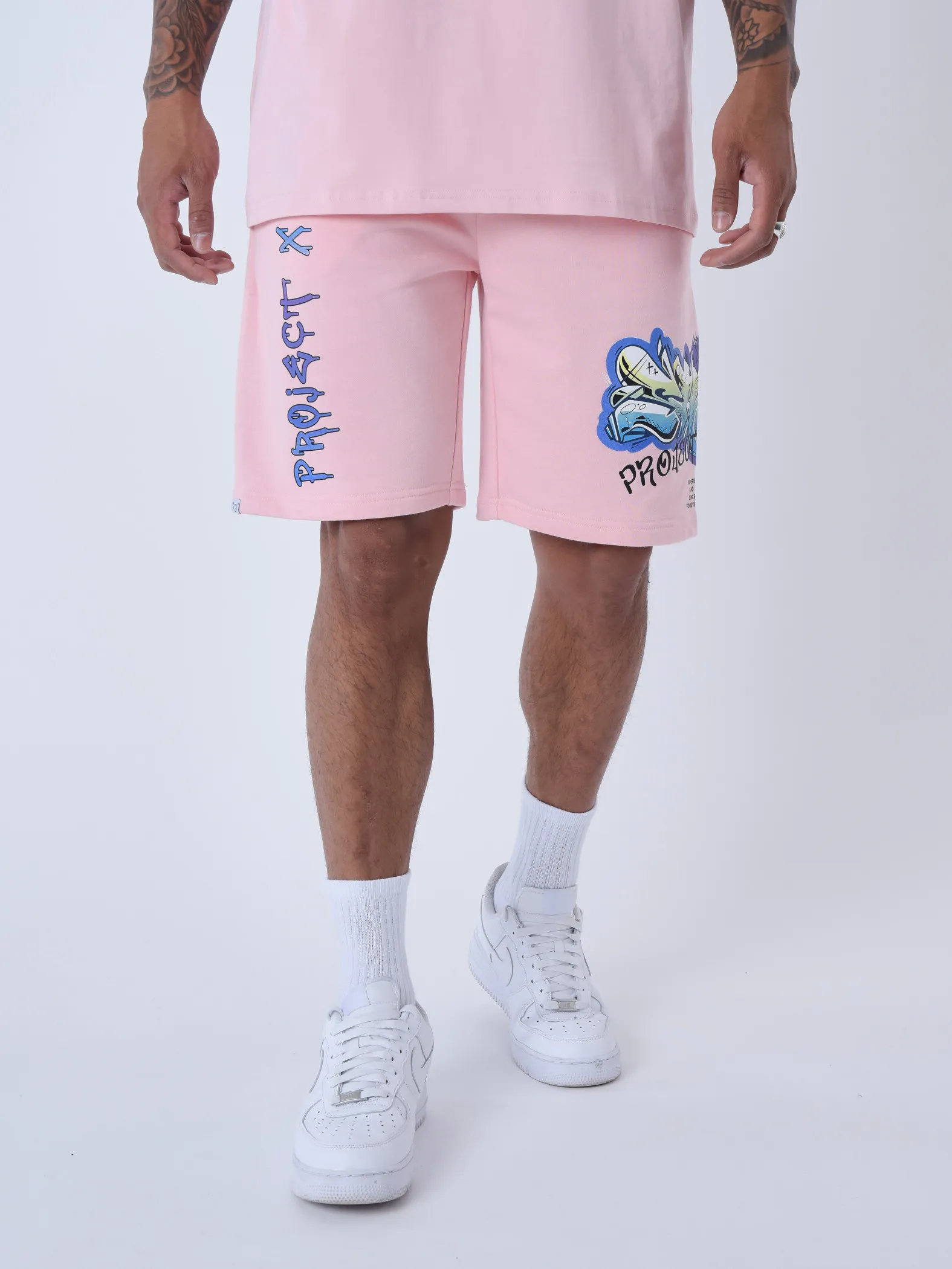 Pantalones cortos con estampado de arte callejero