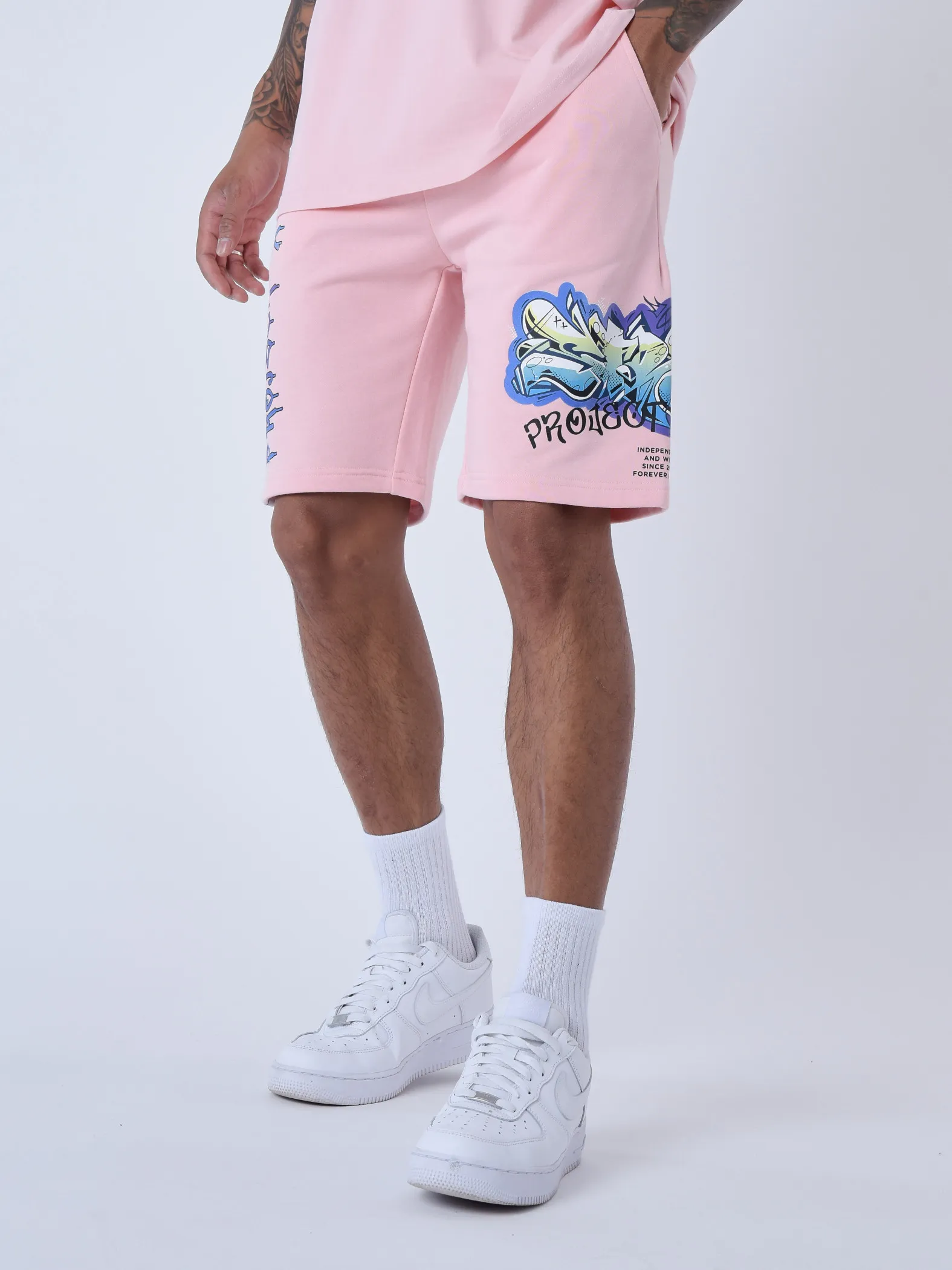 Pantalones cortos con estampado de arte callejero