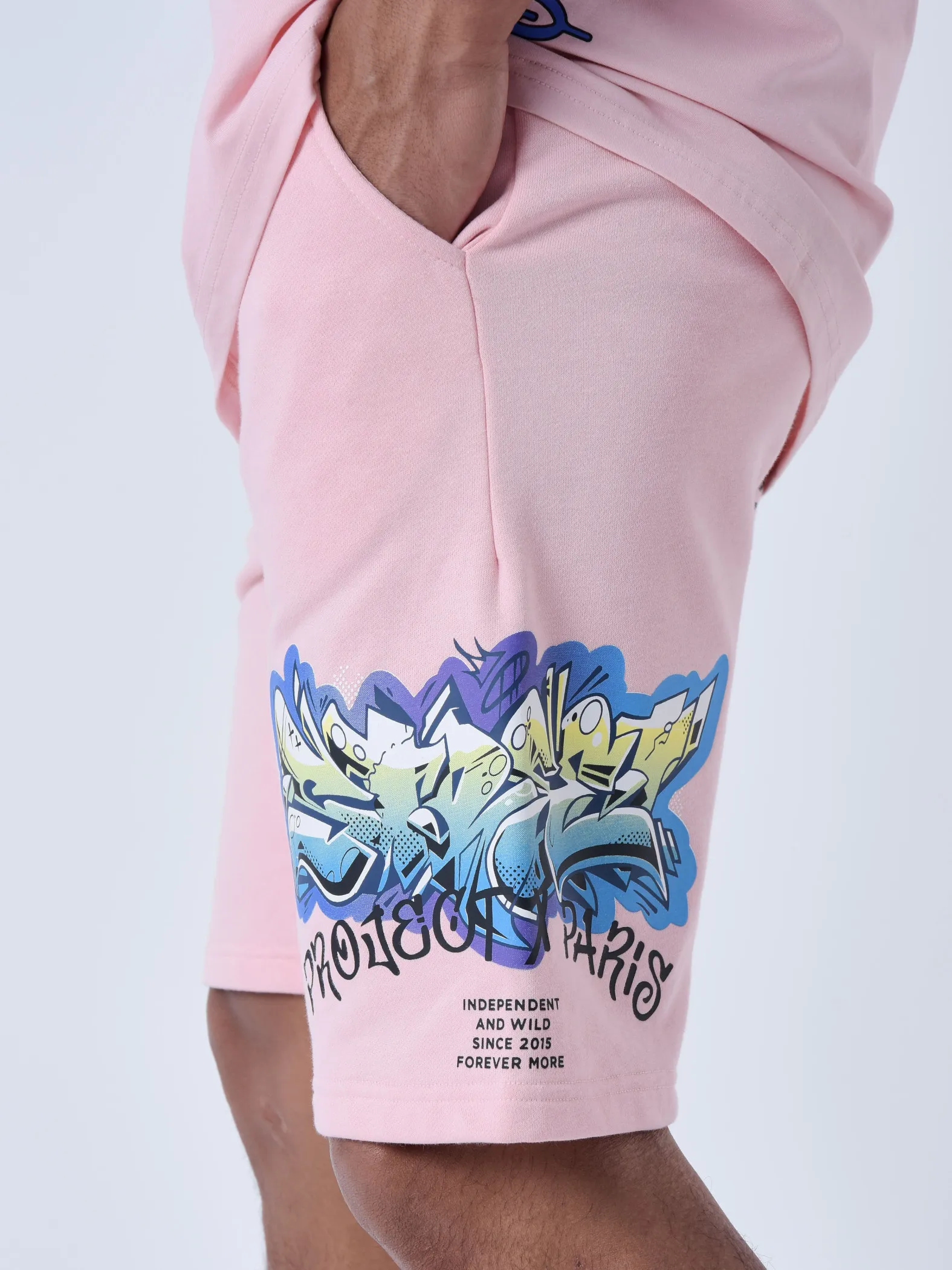 Pantalones cortos con estampado de arte callejero