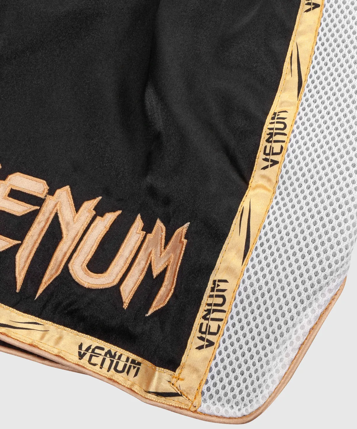 PANTALONES CORTOS DE MUAY THAI VENUM GIANT  NEGRO/BLANCO/ORO