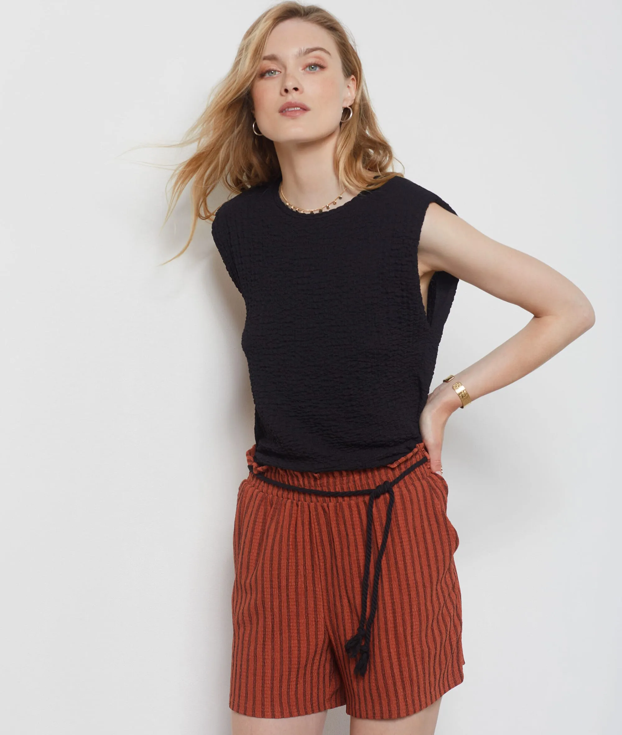 PANTALóN CORTO ESTAMPADO DE RAYAS FAUSTINA IMP FD MARRON  ETAM
