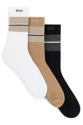 Paquete de tres pares de calcetines con rayas y detalles de la marca