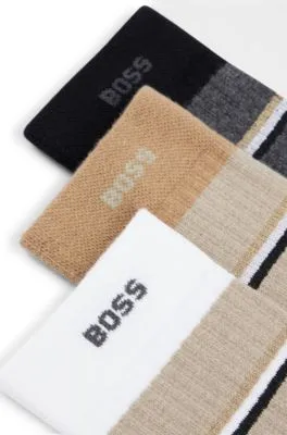 Paquete de tres pares de calcetines con rayas y detalles de la marca