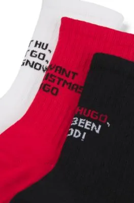 Paquete de tres pares de calcetines cortos con eslóganes navideños