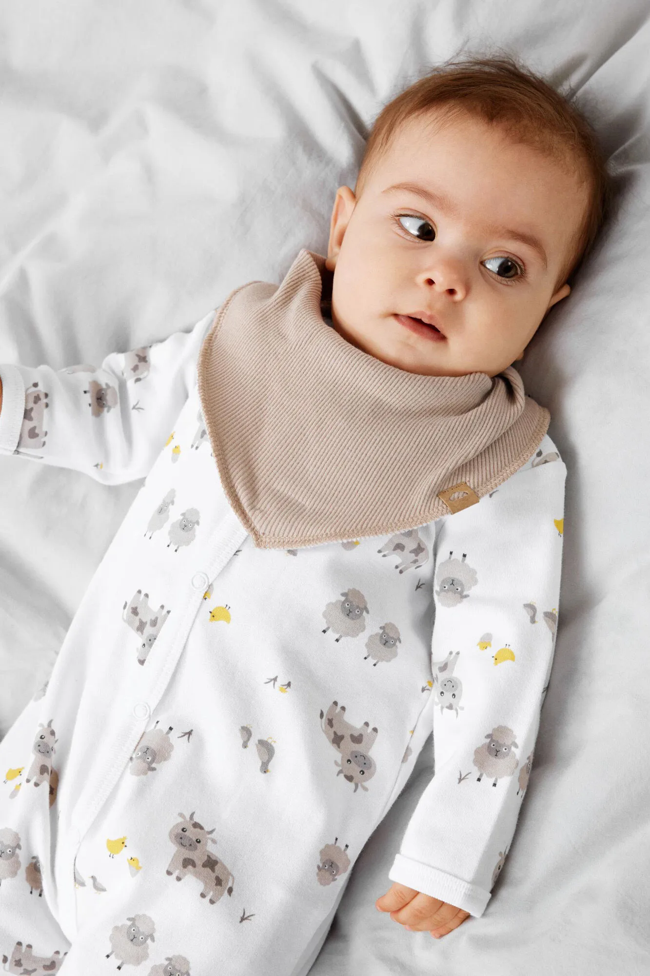 Pijama de bebé con estampado de animales