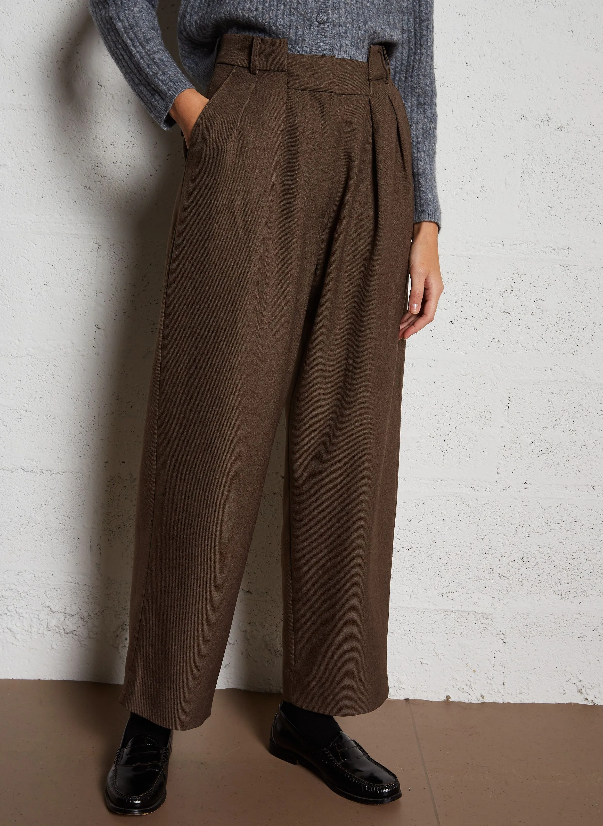 PRUNE  PANTALóN RECTO Y ANCHO CON PINZAS EN MARRON