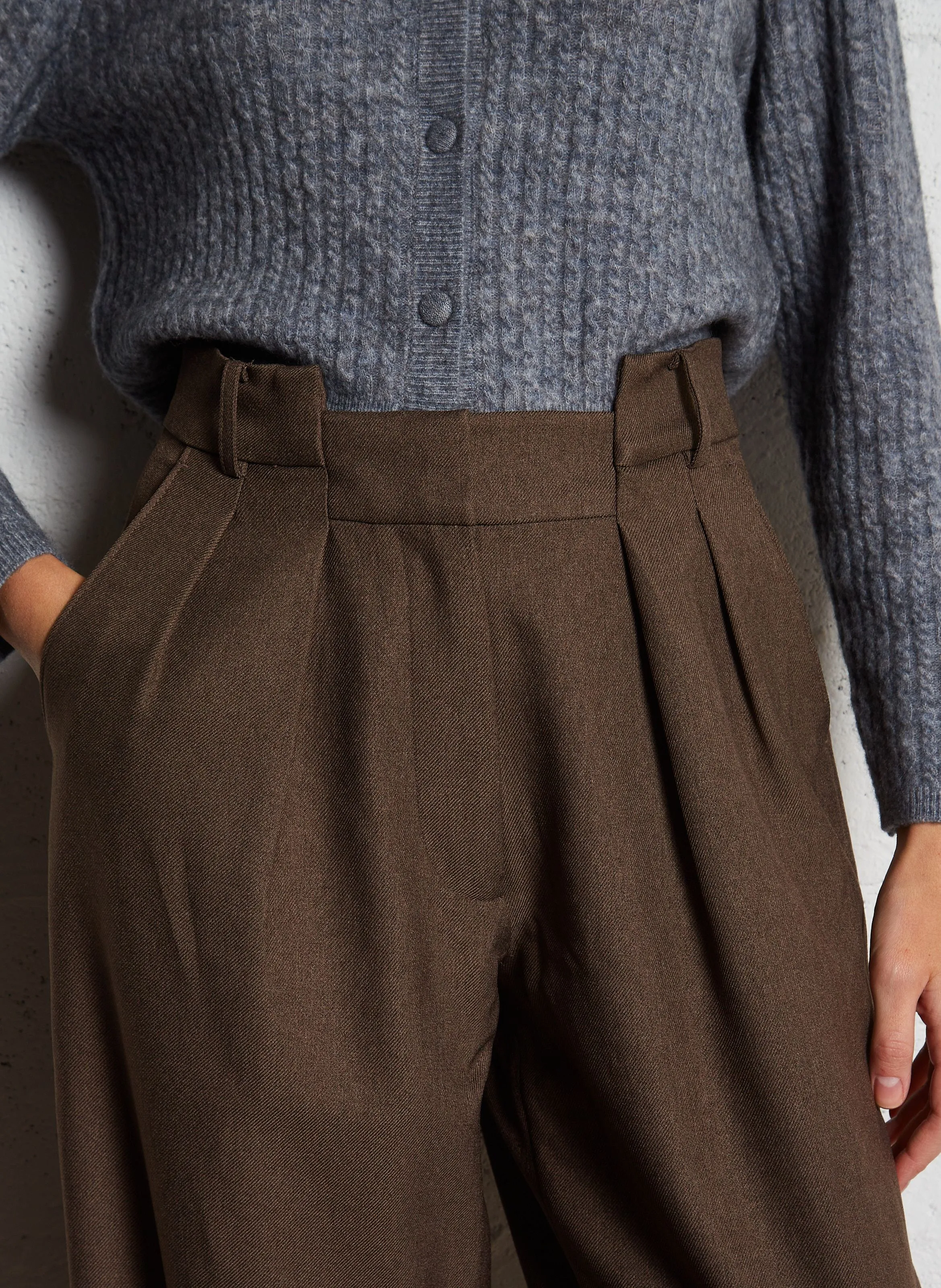 PRUNE  PANTALóN RECTO Y ANCHO CON PINZAS EN MARRON