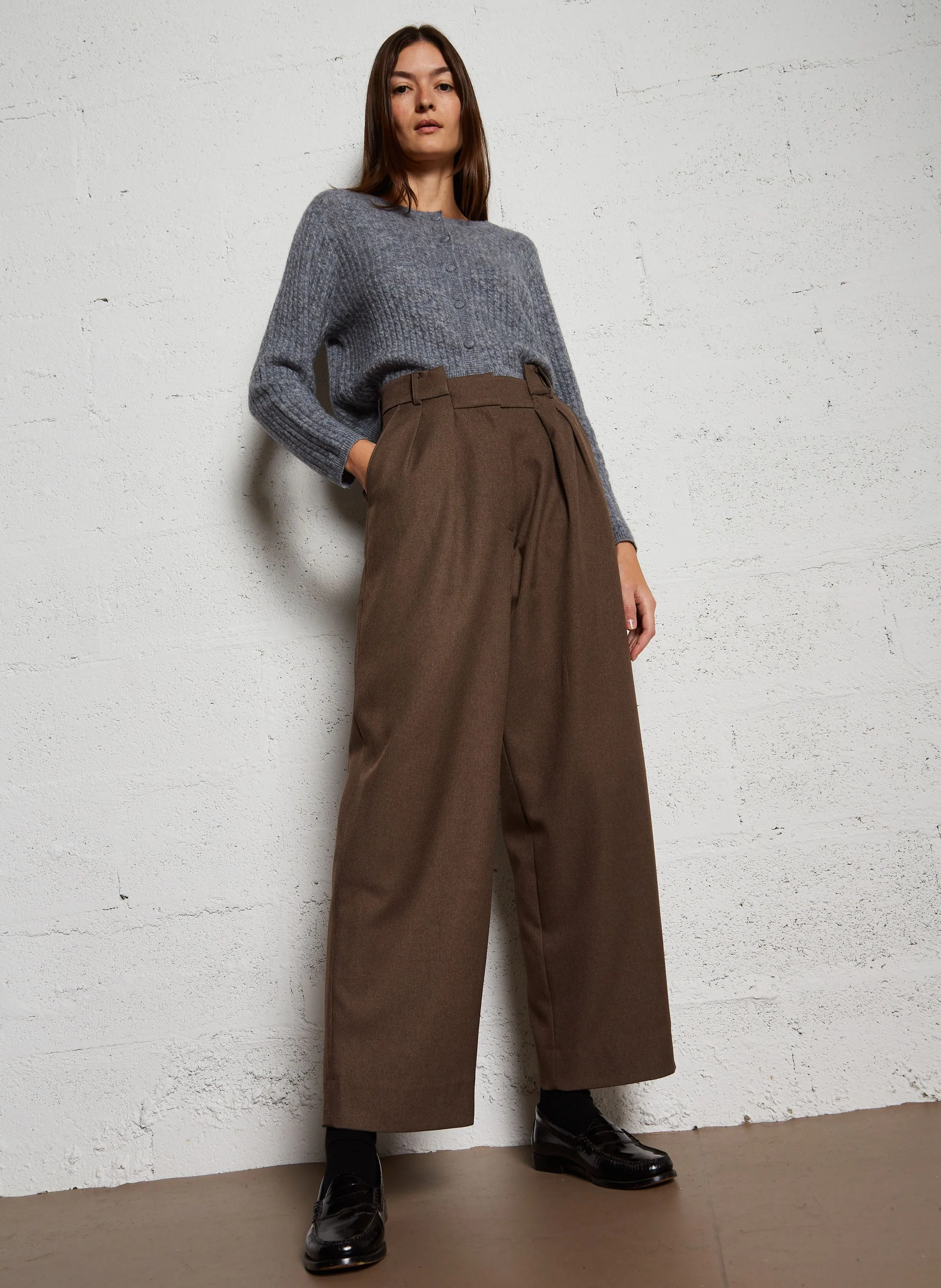 PRUNE  PANTALóN RECTO Y ANCHO CON PINZAS EN MARRON