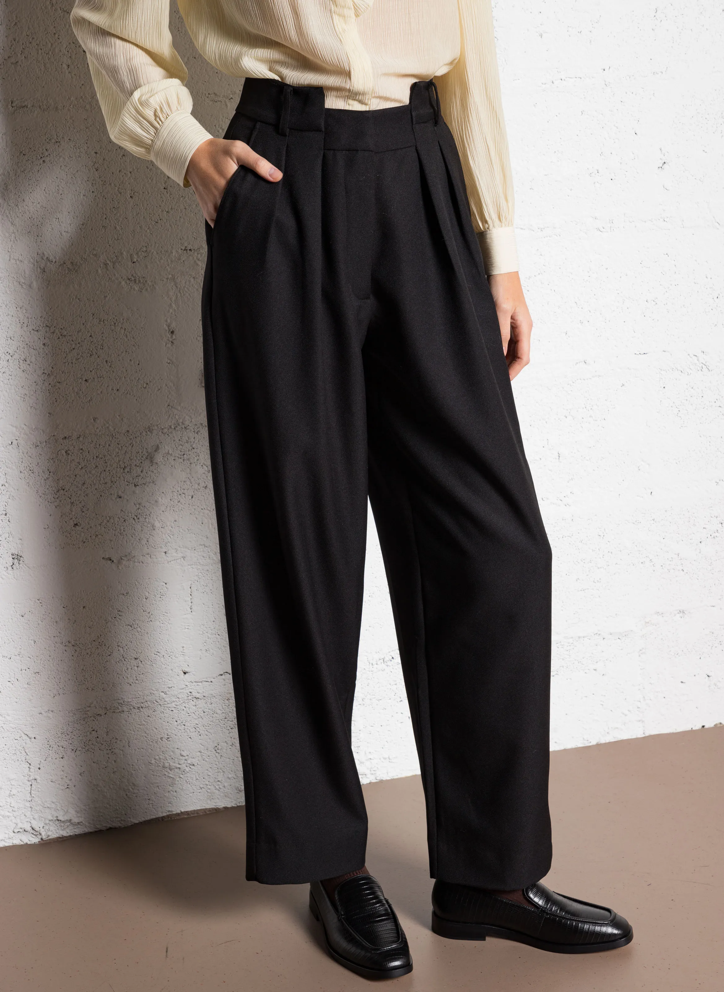 PRUNE  PANTALóN RECTO Y ANCHO CON PINZAS EN NEGRO
