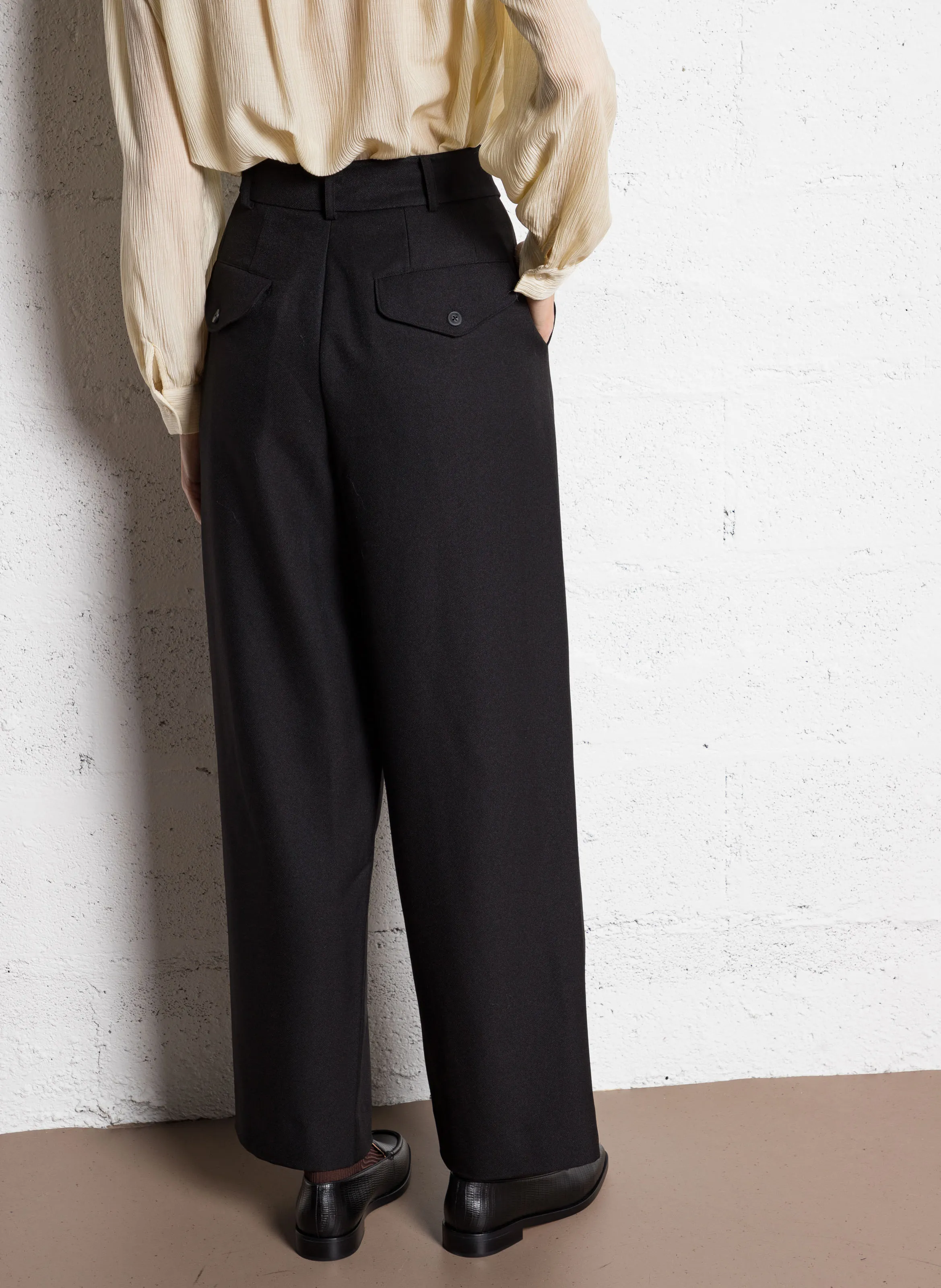 PRUNE  PANTALóN RECTO Y ANCHO CON PINZAS EN NEGRO