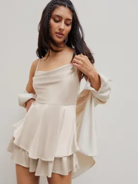 Romper Satinado con Capas y Cuello Drapeado